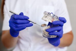 a-dentist-is-holding-a-sample-of-jaw-teeth-in-a-de-2026-03-09-06-34-59-utc-1783764535.jpg
